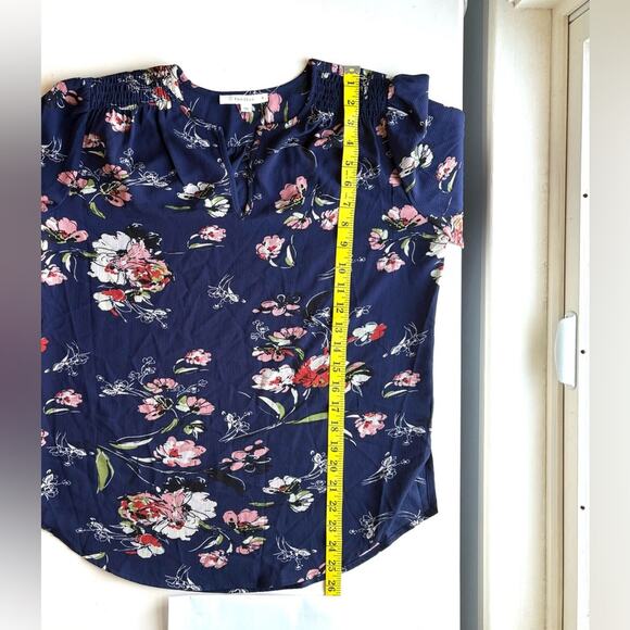 Fun 2 Fun Navy Floral Blouse, Rounded Hem, Split Crew Neck, NWOT, Women's Size S - Picture 6 of 7